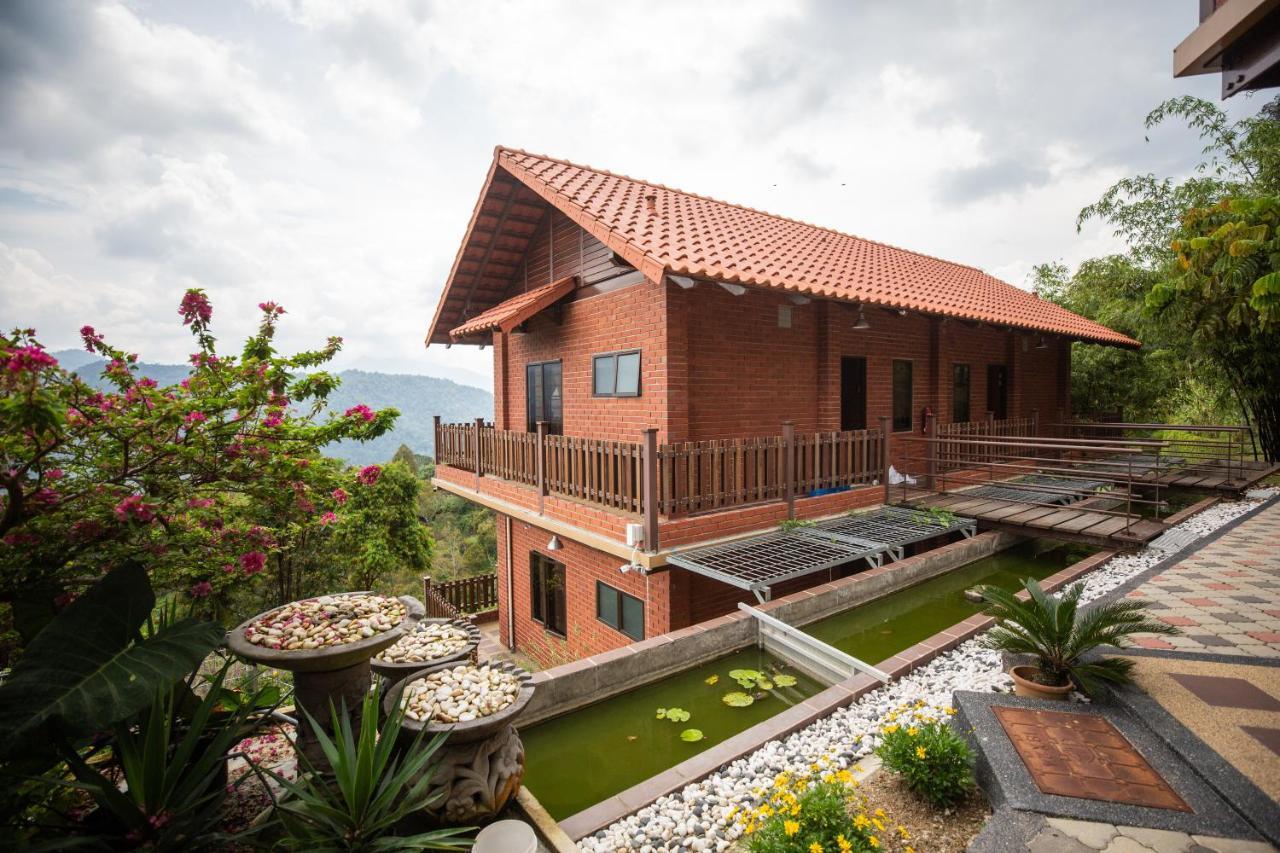 Red House The Garden Stay In Bukit Tinggi By Play Bentong Dış mekan fotoğraf