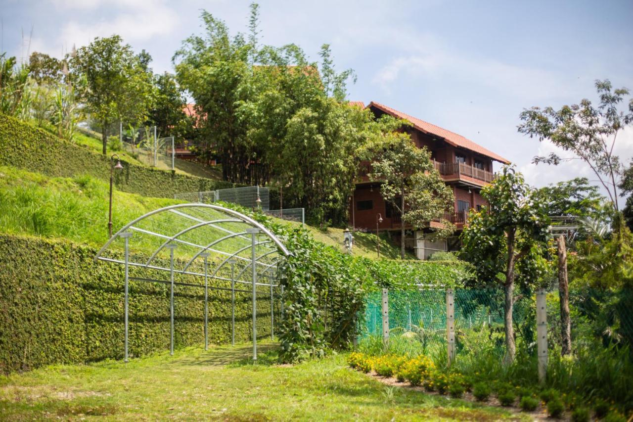 Red House The Garden Stay In Bukit Tinggi By Play Bentong Dış mekan fotoğraf