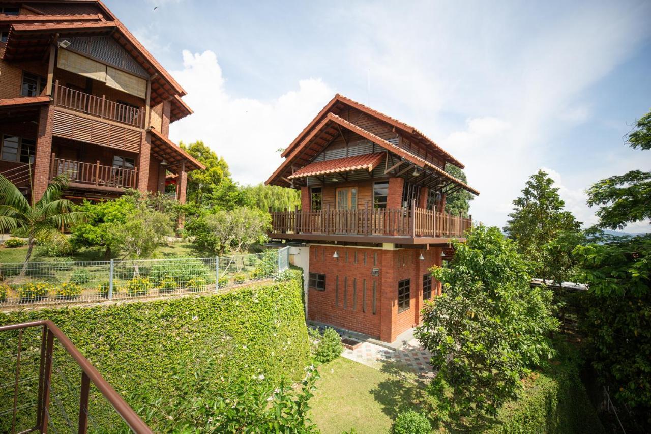 Red House The Garden Stay In Bukit Tinggi By Play Bentong Dış mekan fotoğraf