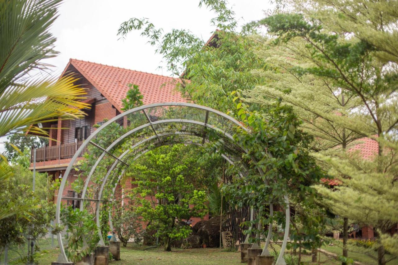 Red House The Garden Stay In Bukit Tinggi By Play Bentong Dış mekan fotoğraf